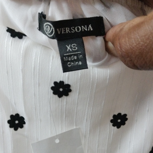 Versona White and Black Puff Sleeve Blouse with Tie Front - Picture 3 of 4